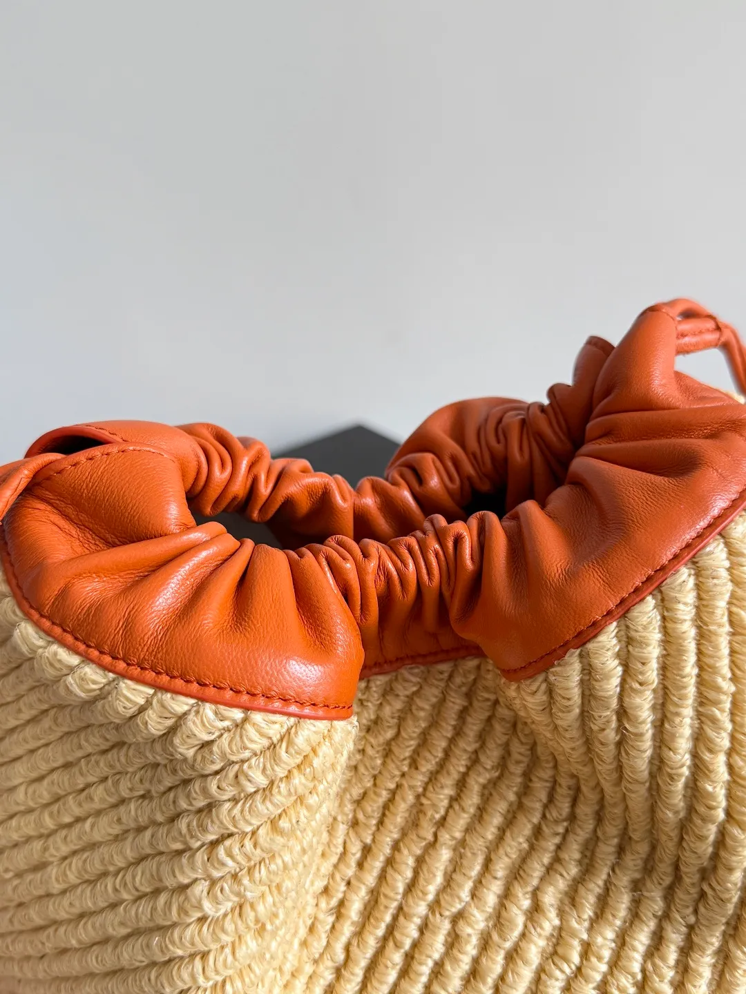 Batch 1460 BV is new in summer! The very popular dustbag has also been added to the new straw series. It is a large size. The raffia and burnt orange garbage bag is more casual and lazy. Who needs an open bag when going out in the summer? I really recommend this one. The large opening design is very convenient for taking items when you go out. The shape of the storage bag is very old-fashioned, retro and charming. The overall look is cute and bulging. The hand-carrying method is very playful. The shoulder strap is adjustable. You can adjust it to the length you like according to your preference. It can be worn under the arm, on one shoulder, cross-body, or by hand. Four carrying methods can be realized in one bag. Style number: 829218 Size: 32*23*1cm